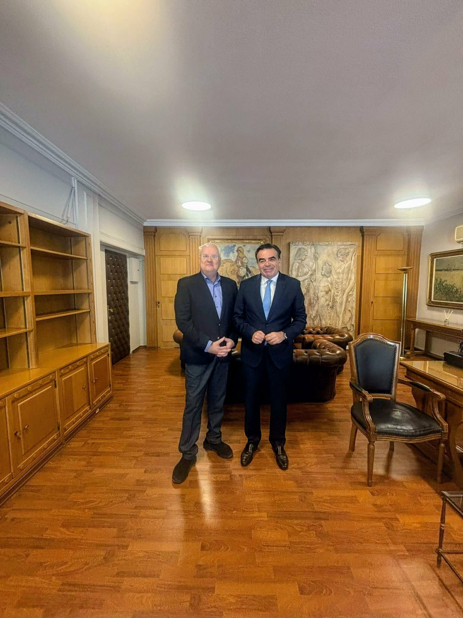 Συνάντηση Ιλχάν Αχμέτ με Μαργαρίτη Σχοινά στο ΥΠΑΑΤ